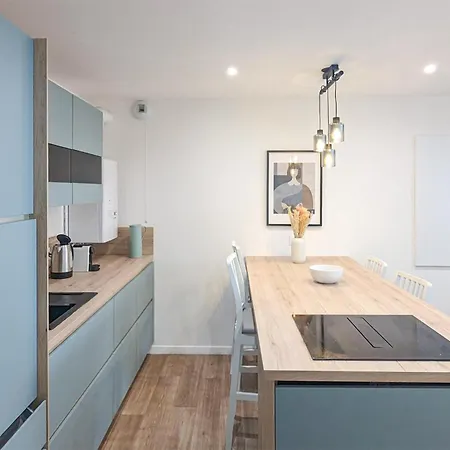 Stunning In With Kitchen Apartment *