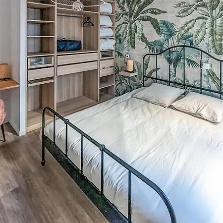 Stunning In With Kitchen Apartment *